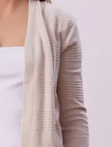 Cardigan tejido color gris claro, con mangas largas y diseño acanalado.
