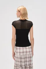 Remera blanca de poliéster calado, de manga corta, corte ajustado y cuello redondo.