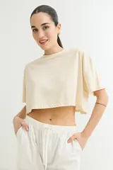 Remera color beige, de corte cropped y estilo oversized.