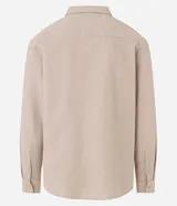 Camisa beige de tricolina texturizada, corte amplio, manga larga y abotonada al frente.