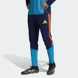 Pantalón de entrenamiento Adidas Tiro España 26, color azul marino con detalles en celeste y franjas laterales en amarillo y rojo. Incluye logo de Adidas en amarillo y tecnología Formotion.