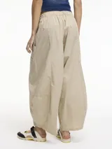 Pantalón negro estilo balloon con bolsillos delanteros y cintura elastizada.
