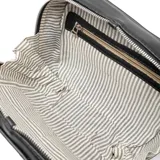 Bandolera negra de cuero con correa ajustable y cierre de cremallera doble.