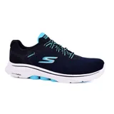 Championes deportivos Skechers Go Walk 7 Cosmic Waves, color negro con detalles en celeste y blanco. Capellada de malla con cordones elásticos, plantilla Air-Cooled Goga Mat, amortiguación Ultra Go y tecnología Hyper Pillar.