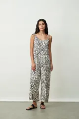 Mono largo de tirantes finos con estampado abstracto en tonos negro, marrón y blanco.