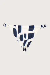 Calzón de bikini con estampado abstracto en tonos azul marino y celeste sobre fondo blanco.