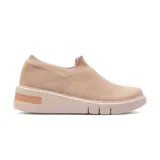Championes deportivos Usaflex Mara color beige, con capellada tejida y suela de plataforma.