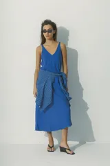 Vestido midi negro de lino con breteles finos y escote en V.