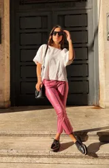 Pantalón recto color rosa brillante, con alforza central y cortes.