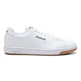 Zapatillas deportivas blancas con detalles en cuero y suela de goma, diseñadas para uso diario.