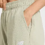 Pantalón de jogging color verde claro, con cintura elástica y logo de New Balance bordado en blanco en la cadera.