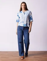 Blusa de lino estampada con flores azules, marca Hester & Orchard. Cuello a la base y abertura central con botones.