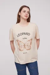 Remera de algodón con estampado en tonos verdes y negro, de corte ancho y manga corta.