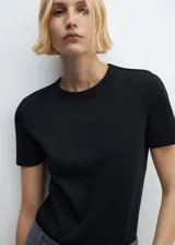 Remera verde oliva de algodón con cuello redondo y mangas cortas.