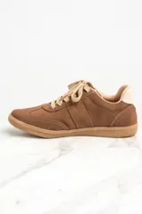 Zapatillas bajas de gamuza color marrón con cordones y suela de goma color caramelo.