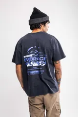Remera estampada oversize color negro, con gráfico en la parte trasera.