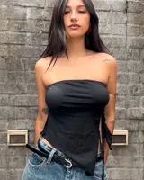 Top strapless negro con corte asimétrico y lazos laterales.