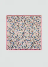 Pañuelo cuadrado con estampado de flores y borde rojo.