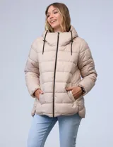 Campera acolchada tipo puffer de color beige, con costuras horizontales y capucha integrada con cordones ajustables negros. Presenta cierre frontal negro y bolsillos laterales.