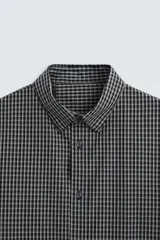 Camisa relaxed fit confeccionada en tejido de algodón con origen italiano. Cuello solapa y manga larga acaba en puño con botón. Bajo con aberturas laterales. Cierre frontal de botonadura. Colección especial Origins.
