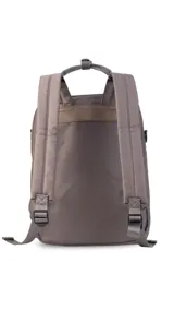 Mochila matera confeccionada en tela impermeable color beige, diseñada con dos compartimientos independientes para el kit de mate y objetos personales. Cuenta con bolsillos internos, asas de mochila acolchadas, asa de mano superior y una correa ajustable extraíble para llevar al hombro.