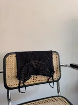 Body negro de encaje con aro en el busto y breteles regulables.