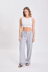 Musculosa corta blanca de tejido de punto acanalado, corte ajustado y cuello redondo.