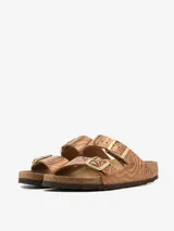 Sandalias de cuero sintético color bronce con estampado de piel de serpiente, doble tira con hebilla metálica ajustable y plantilla anatómica de corcho.