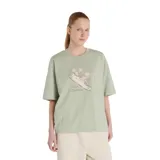 Remera verde con cuello redondo y mangas cortas. Estampado frontal con un champión New Balance y flores.