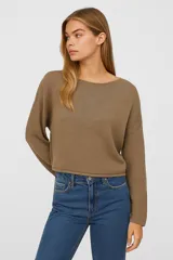 Sweater rosado de algodón, de punto liso, corte holgado y cuello bote.