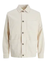 Sobrecamisa color crema de manga larga con fit relajado y cuello clásico. Cierre con botones y bolsillos en el pecho.