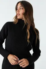 Sweater tejido negro de cuello alto y corte regular.