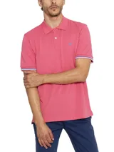 Chomba color salmón de piqué de algodón pima, con cuello clásico, tapeta de dos botones y logo bordado en el pecho.