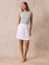 Skort de algodón a rayas verticales en tonos celeste, azul y blanco. Tiene pretina elastizada con lazo de ajuste, bolsillos laterales verticales y short interno.