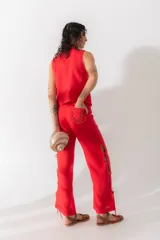 Pantalón negro de lino con aberturas laterales con cordones y bordado a contratono. Cuenta con un bolsillo trasero tejido a mano en crochet.