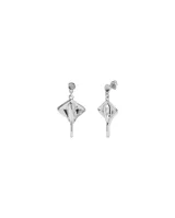Par de aros colgantes con forma de mantarraya, hechos de aleación de metales bañados en plata de ley.