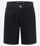 Bermuda de sarga color negro, corte slim, con cierre de botón y cremallera, y bolsillos laterales y traseros.