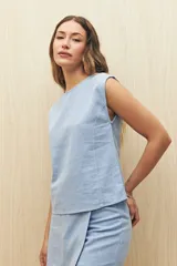 Top color beige de lino, sin mangas y corte recto.