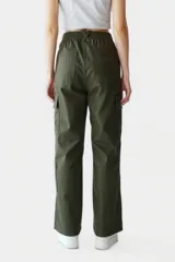 Pantalón negro de tiro alto, corte palazzo y bolsillos laterales.
