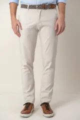 Pantalón color beige de corte slim fit confeccionado en tencel, un tejido suave derivado de la celulosa de la madera que regula la temperatura.