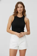 Musculosa marrón de algodón, sin mangas, al cuerpo y cuello redondo.