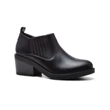 Zapato casual de cuero sintético negro, con elástico en los laterales, taco cuadrado y punta redondeada.