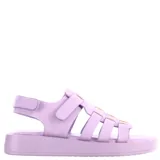 Sandalias planas color beige con tiras entrecruzadas y plataforma.