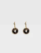 Aros dorados tipo argolla con dije colgante en forma de sol negro con estrellas rosadas.