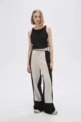 Pantalón ancho de viscosa con diseño color block y punto smock.