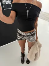 Short de tiro alto con estampado de cebra en tonos grises y blancos.