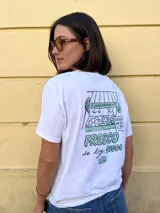 Remera blanca de algodón con estampa en la espalda de una pescadería con el texto "Fresco de hoy $1000".
