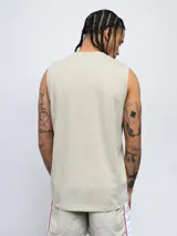 Musculosa gris con cuello y sisas ribeteadas en rojo. Logo de Umbro bordado en el pecho.