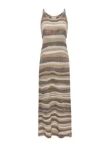 Vestido largo de punto con rayas horizontales en tonos beige, marrón y rosa.