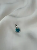 Aro pequeño plateado con forma circular, con strass incrustados. Se vende por unidad.